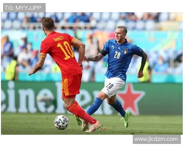 意大利足球明星在赛场上展现精彩瞬间的拖地图片集锦